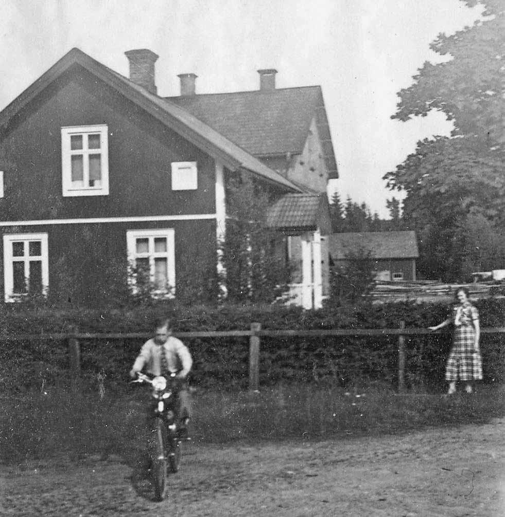 Bostadshuset på Kronkajen Bostadshuset intill kotthuset byggdes förmodligen 1911 och var avsett för den som ansvarade för fröklängningsanstalten.