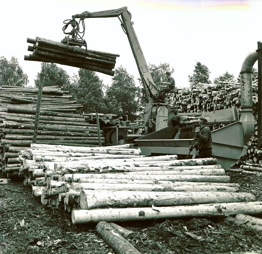 Barkningsstation När sågverket lagts ner kom ett nytt företag till kronkajen. På försommaren 1965 startade AB Trävaruprodukter i Åtorp en barkningsstation på området.