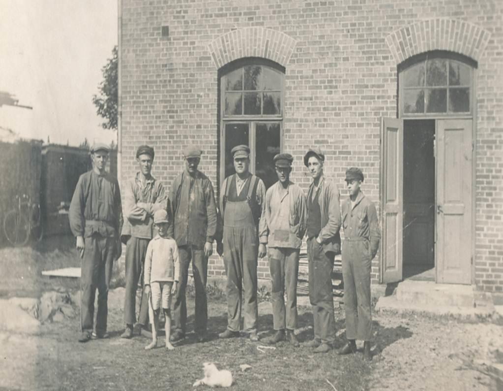 Arbetare vid lådfabriken 1933: Fr.v. Roy Nilsson, William Gustavsson, Karl Johansson, Paul Johansson, Jonas Johansson, Teddy Nilsson och Allan Gustavsson. Pojken längst fram är Gustav Axelsson.
