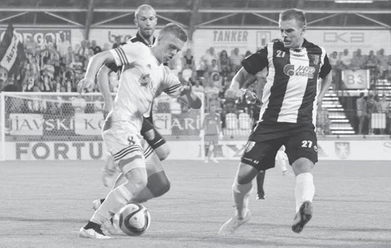 www.sport.sk FUTBAL 3 NAJVYŠŠIA SÚŤAŽ 5. KOLO Na kopaniciach nerozumejú reči Záhoráka, Pekár Trnavu neposilní Striedajúci Fabián Slančík (vpravo) atakuje Jakuba Griča.