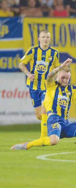 4 FUTBAL pondelok 17. 8. 2015 NAJVYŠŠIA SÚŤAŽ 5. KOLO DUNAJSKÁ STREDA - TRENČÍN 0:2 (0:0) DUNAJSKÁ STREDA: Tujvel Štepanovský, Michalík, Kwin, Brašeň Ljubičič (87. Jurčo), Straka (78.