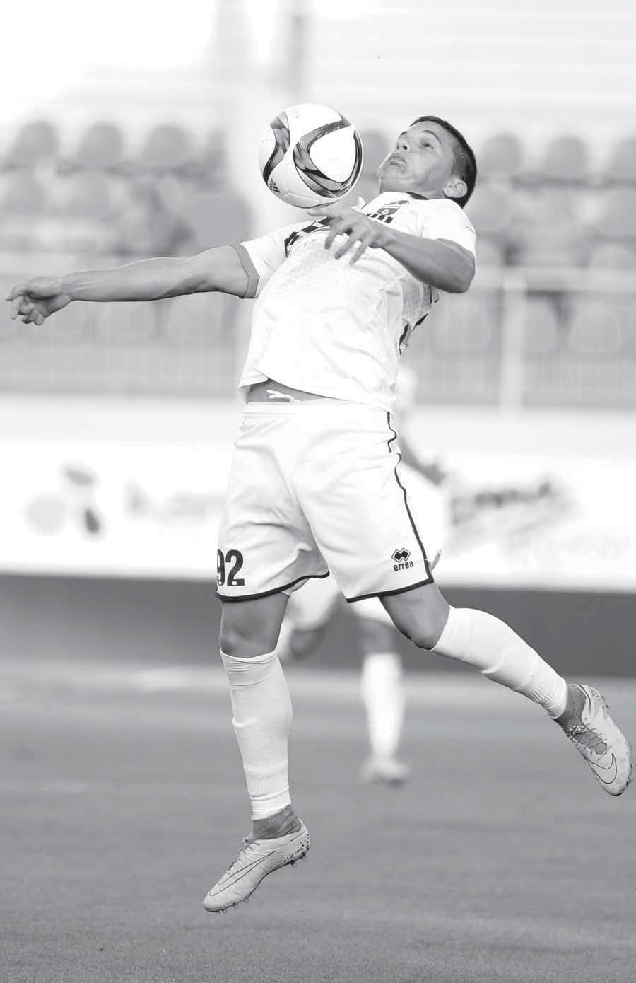 6 FUTBAL pondelok 17. 8. 2015 NAJVYŠŠIA SÚŤAŽ 5. KOLO ZLATÉ MORAVCE PODBREZOVÁ 2:2 (1:0) ZLATÉ MORAVCE: Ranilovič Da Souza, Tipurič, Pintér Majkič (62. Krznarič) - Orávik, Ploj (68.