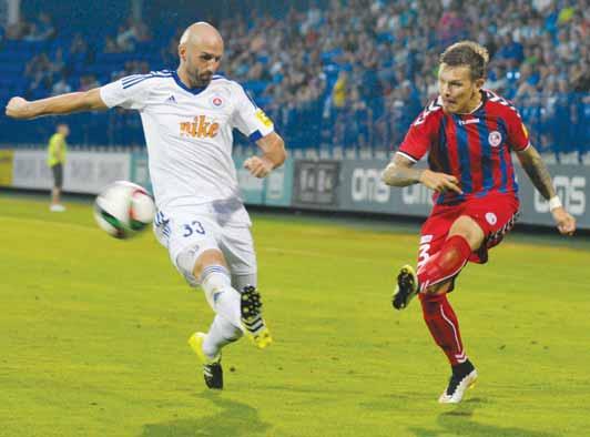 www.sport.sk FUTBAL 7 NAJVYŠŠIA SÚŤAŽ 5. KOLO Seničania príjemne prekvapili v dueli proti favoritovi Nespokojní belasí, Hromadov debut Filip Hlohovský (vpravo) centruje cez Róberta Vitteka.