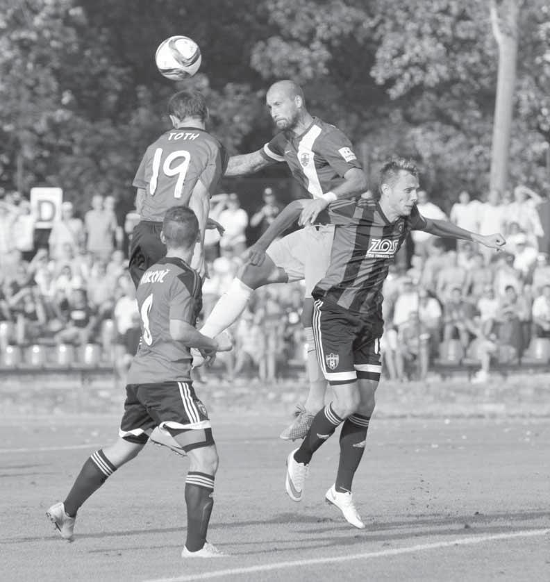 8 FUTBAL pondelok 17. 8. 2015 SKALICA TRNAVA 2:3 (2:3) MIROSLAV HAŠAN mikihas70@gmail.com SKALICA: Hajdúch Švrček, Pav. Majerník, Konečný, Ciprys Čermák (77.