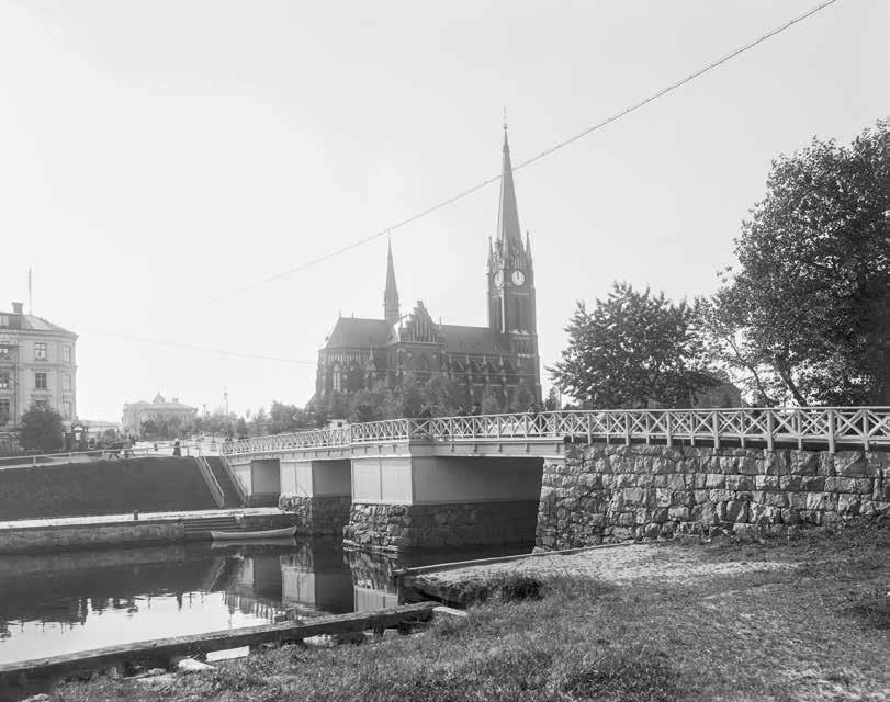 n n n Förr och nu Förr: Den gamla träbron fotograferad i början av 1900-talet.