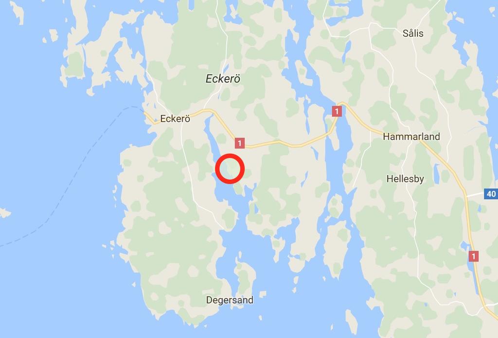 Området Fastigheterna ligger i en skyddad fin miljö, några hundra meter från huvudvägen. Området ligger alldeles intill Eckerö Golf och Smart Park. I närheten finns daghem och skola (ca 4 km).