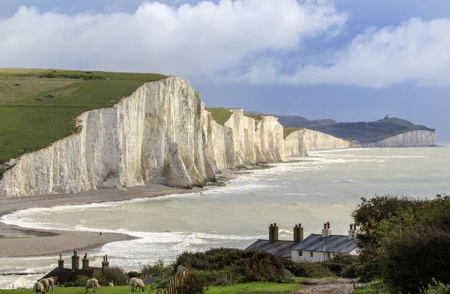 Krävande vandring - 27 km Slutet på South Downs Way når du i det lilla samhället Meads Village. Men du fortsätter vandra till Eastbourne, cirka 3 km, för övernattning.