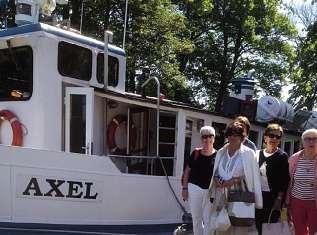 Där smakade kaffe med kanelbulle gott, dessutom fanns hennes konstverk att beskåda både inomhus och i den mycket vackra trädgården. I närheten finns också Edestads källa som var värd ett besök.