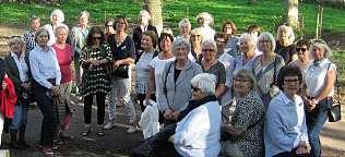 Carina Ahlström mötte oss utanför museet och berättade lite om historien och vad man funnit här vid Varnhems gård. Det har legat en stor gård på platsen. Över 3 000 gravar finns i området.