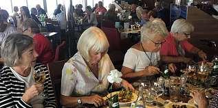 LYCKAD SOMMAR MED INNER WHEEL Turade med Aurora I förra IW-Nytt gjorde vi reklam för sex sommarmöten, framför allt i södra Svrige. Här följer rapporter från några av dessa möten.