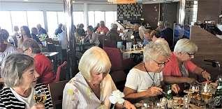kvinnor varav 10 från andra IW-klubbar gästade i juli Västervik IWC på Gränsö Slott. En del av gästerna var sommarboende i Västervik med omnejd.