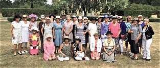 Text och foto Kerstin Jergil Kedjebyte på Skanörs Gästis Den första tisdagen i juli bjöd Falsterbo-Vellinge IWC in alla IW-klubbar till sommarmöte på Skanörs Gästis.