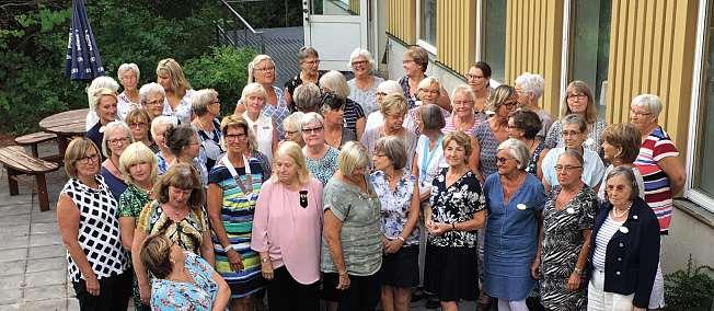 Därefter presenterade vi oss för varandra och det var glädjande nog några nya ansikten men några "veteraner" finns fortfarande kvar som trogna funktionärer.