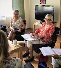 På bilden till höger sitter rådsskattmästare Lena Nennefors och distriktsskattmästare Elisabet Jensen D 239, tillsammans med övriga distriktsskattmästare, och diskuterar framtiden.