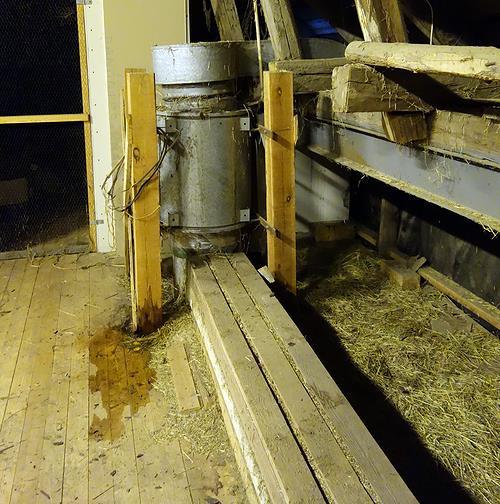 bruk. Väggarna håller inte för störar och