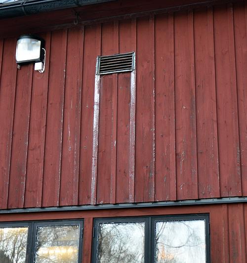 Interiör från loge med uppställda boxar.