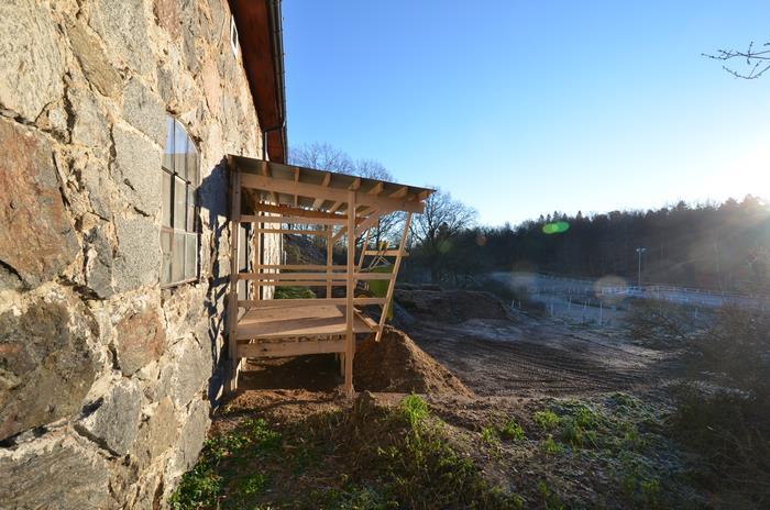 Arbetsmiljö Stalldelarna ligger i flera plan vilket gör utfodrings- och utgödslingsarbetet onödigt tungt och svårarbetat. Dock enkelt att tippa gödsel på gödselplatta.