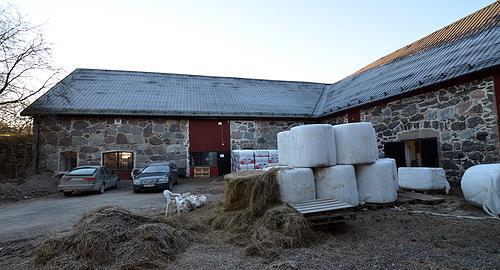 Vintertid medför lagerplatsens placering på kringbyggd gård att det blir stora problem
