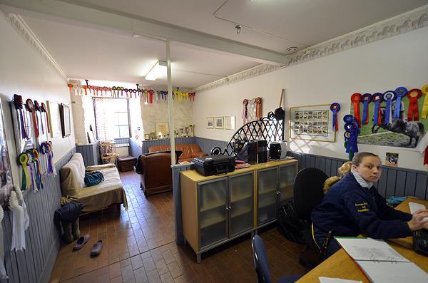 P arkering B uss Grovfoder och strö K raftfoder Gödsel Hästar B esökare, ryttare Lastbilar B ergig kulle Stall Loge m hästboxar Gödselplatta Personal Klubblokaler P arkering Gödselplatta Ridhus B