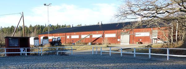 domarbås samt läktare både på långsida och en kortsida.
