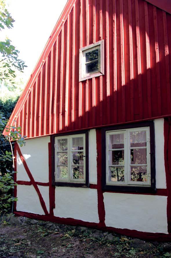 Överst till höger ses norra längans sydvästra hörnstolpe, vilken hade rötskador i de yttre