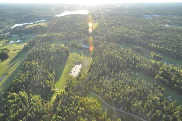 Som medlem Senior, Senior Vardag, Senior 22-29 år och Hedersmedlem har du 2 fria ronder var på våra samarbetsbanor Haninge GK, HaningeStrand GK, Husby GC, Nynäshamns GK och Åda GCC.