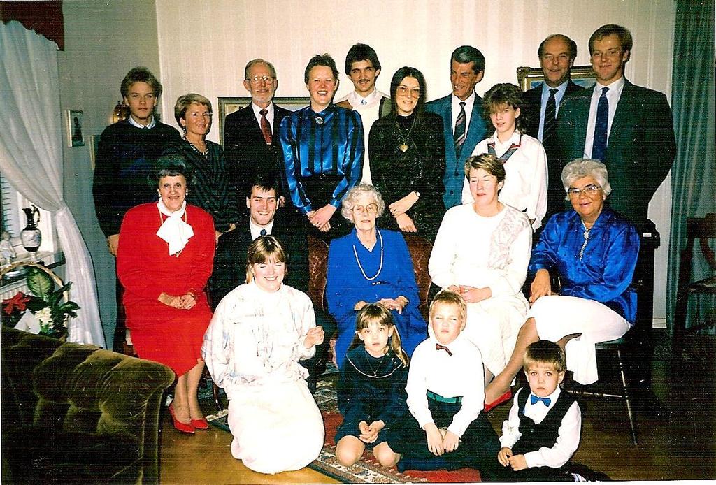Detta är troligen 1988 och annandag jul hemma hos Maj-Britt och Berndt i Gunnilse Bakre ledet: Markus, hans mamma Kerttu, hustru till Kaino, Bengt, Gunilla,