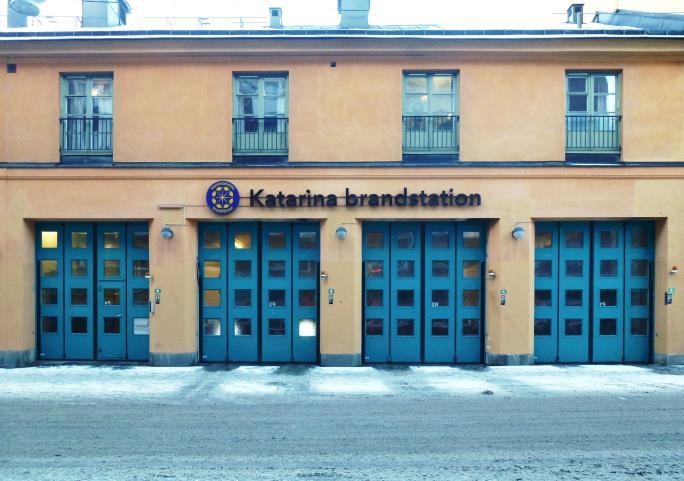 Vi besöker Katarina brandstation - Röda hanens museum Efter en förödande hotellbrand i Stockholms innerstad i början av 1870- talet togs 1875 beslutet om en särskild brandkår.