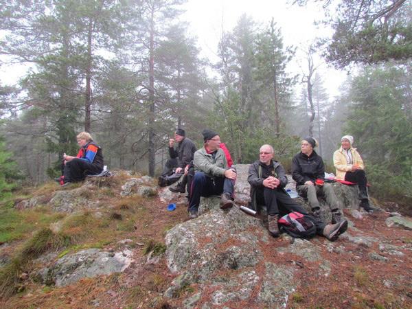 För att lindra abstinensbesvären efter avslut av vår- och höstsäsong har vi träffats en dag i veckan för gemensamma vandringar.