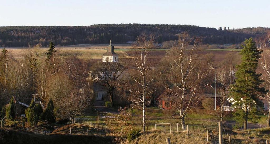 Hångsdala kyrkby ligger i ett typiskt falbygdsläge med samlad bebyggelse i sluttningen till en vattenförande bäck.