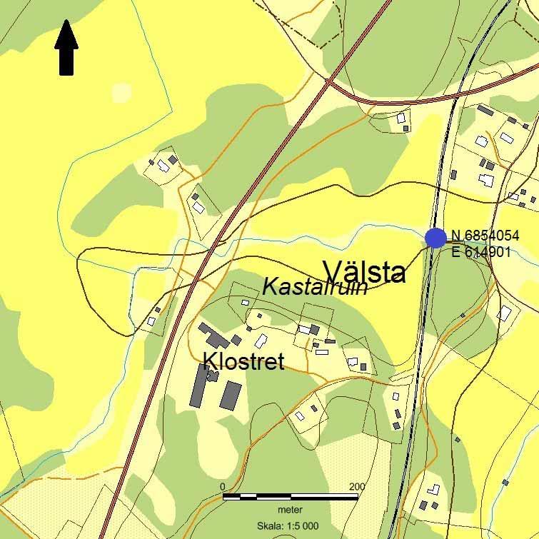 Figur 2. Läget för bron över Välstabäcken har blåmarkerats. Brons koordinater (Sweref 99TM) finns angivet vid markeringen.