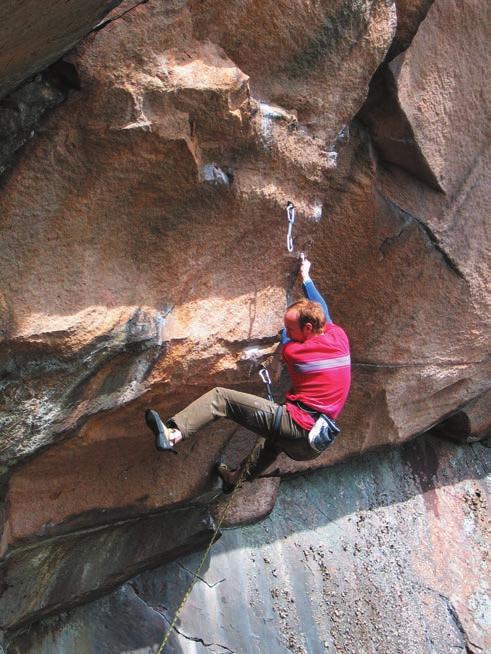 Peter Bosma sätter Frontline 8b+ på Häller Kristihimmelsfärdshelgen var vigd åt klättring och denna gång skulle Team Granitbitens resa gå till Bohuslän för lite traditionell klättring.