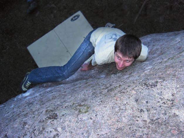 LILLSJÖN bouldering i trollskogen Ovan: Erik Carlsson på Fluortanten. Nedan: Martin Perk mantlar. För fem år sedan fick jag min första knodd och flyttade till Norrköping.