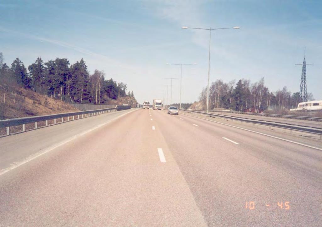 VTI notat 25-2002 Polering av asfaltbeläggning Friktionsmätningar 2001 i Stockholm Foto: Torbjörn Jacobson, VTI VTI notat 25 2002 Författare Torbjörn