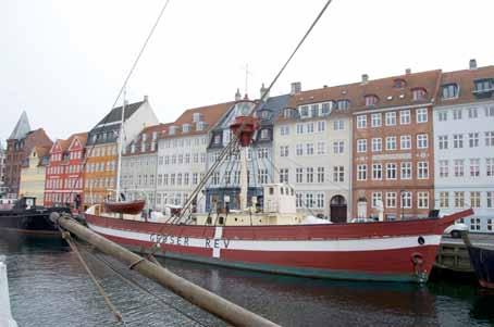 Nyhavns historiska fyrskepp räddat Mats Carlsson-Lénart Fyrskeppet No. XVII Gedser Rev. Den nya dannebrogsmålningen med stationens namn är utförd efter noggranna kravspecifikationer.