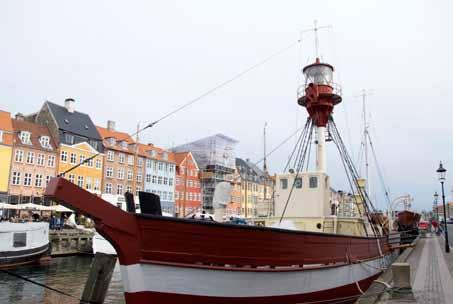 Fyrskeppet Gedser Rev vid kaj i Nyhavn, Köpenhamn. radio kontaktade land och ville ha ut en båt som kunde föra flyktingarna i hamn. - Vi sa alltid att vi behöver mera vatten.