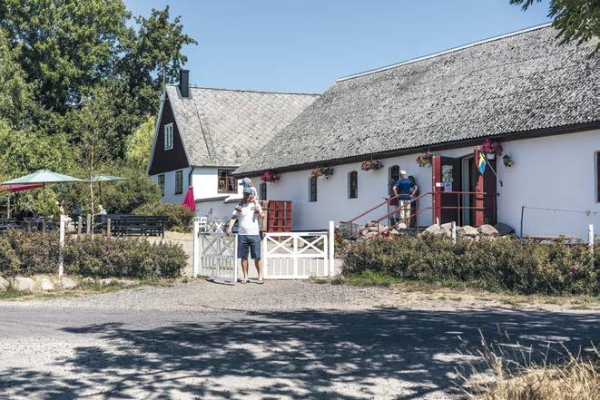 REPORTAGE DET SPRAKAR TILL i Annas walkietalkie, som hänger i hennes shortslinning. Kerstin till Anna, Kerstin till Anna.