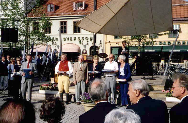 stiftelsen Svensk Flagga och föreningen fick betala expeditionsavgiften som år 1991 var 275 kr. Den fjärde flaggan fick Jordgubben vid en ceremoni på Larmtorget den 6 juni 2003.