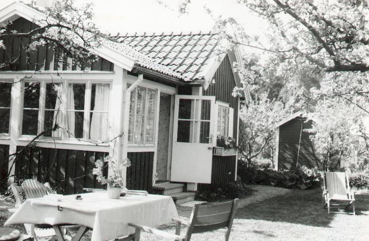 Stuga nr 10 med den av Hilmer Dacking svartbyggda verandan. Bilden är tagen 1966.
