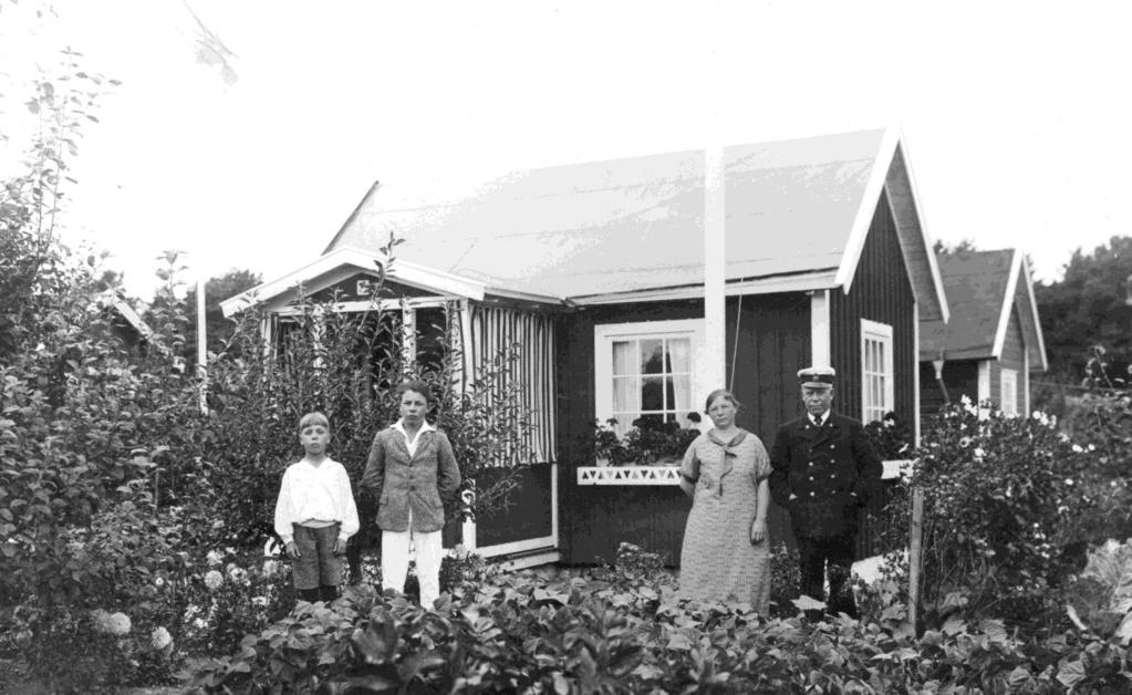 Stuga 11 byggdes omkring 1920 av telefonreparatören KA Karlsson. Denne syns här med sin hustru och sina två söner.