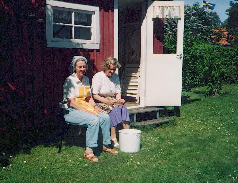 Två av de sammankallande Ingrid Rosenström och Dagmar Karlsson Kroppkakefest på Jordgubben 1989 tillverkade Damklubben för första gången kroppkakor på
