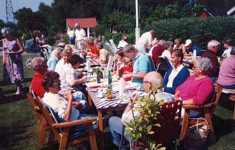 1989 gräddade damklubben också våfflor, som serverades med kaffe uppe på planen. Detta inslag återkom åren 1990, 1995 och 2000.