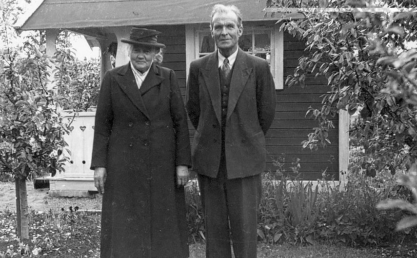 Karl Sandberg och hans hustru framför sin stuga år 1960.