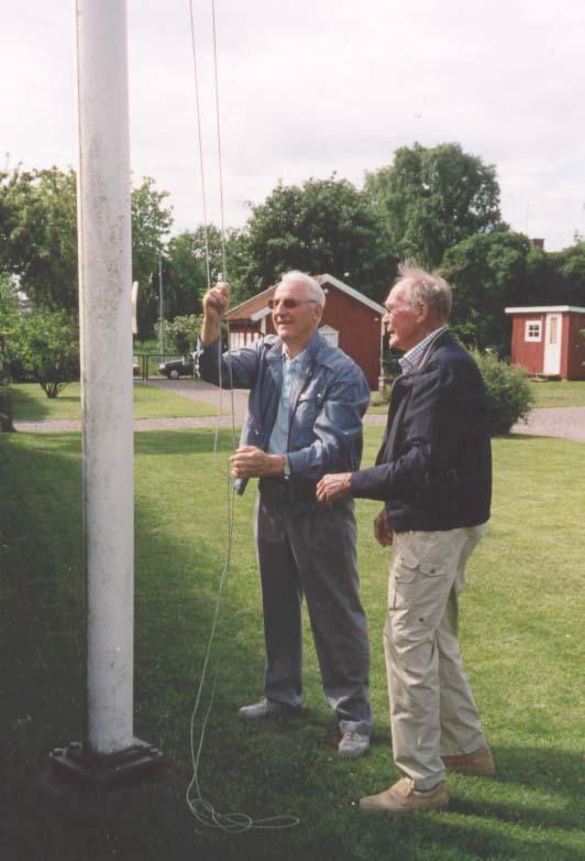 Två fd ordförande, Sven och Bengt, hissar förbundsfanan i juni 2003. Vid föreningens 85-årsjubileum 2002 var fyra ordförande närvarande.