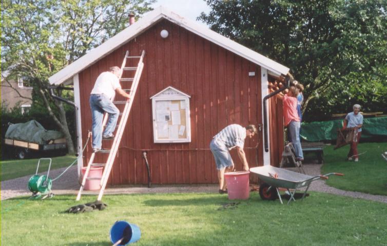 Förrådshuset målas vid en extra städdag Ekonomi Under punkten ekonomi tar jag först upp de viktigaste utgiftsposterna och inkomstposterna i Jordgubbens räkenskaper.