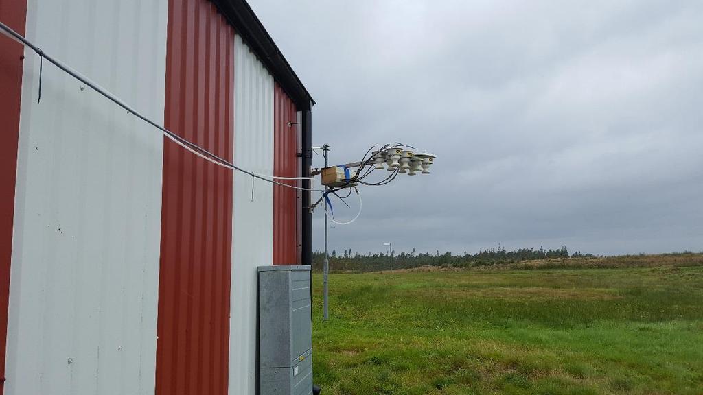 mindre byggnad nära rullbanans norra del cirka 2 meter ovan mark, se Figur 3. Boden används av Eltel och benämns LLZ03.