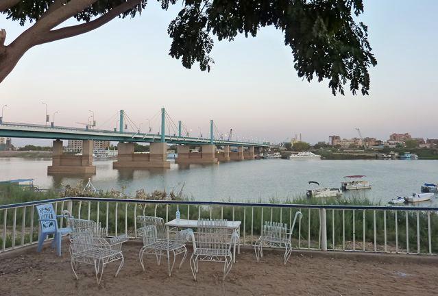 1 Radband från Sudan, en reseepisod Genom Sudans huvudstad Khartoum rinner två floder, Blå- och Vita Nilen. De flyter samman till en flod vilket kan beskådas från bron Shambat.