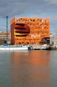 Former mejslas tydligt med färgblock och innovativt bruk av utsnitt I