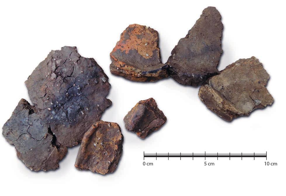 Gravar och bålplats i Berga F1144, fragmentarisk keramik av allmän förhistorisk karaktär. Cirka 690 gram bitar av mynning, buk och botten. Bottenbitarna har tumavtryck längs med kanten. Figur 13.