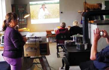 Bland annat stannade de vid platsen där det gamla kapellet låg fram till mitten av 1500 - talet och visade ut platsen för dopkällan. Ägarna Hans och Ingrid Leion berättade om kvarnens historia.